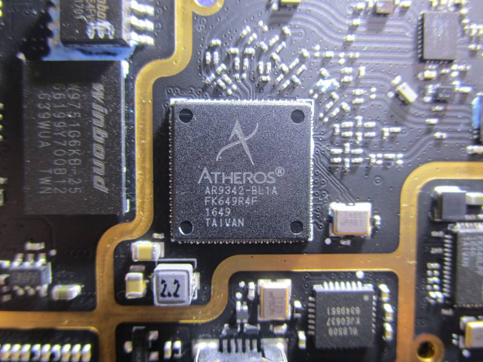 Atheros Wi-Fi SoC and Winbond flash on main PCB.