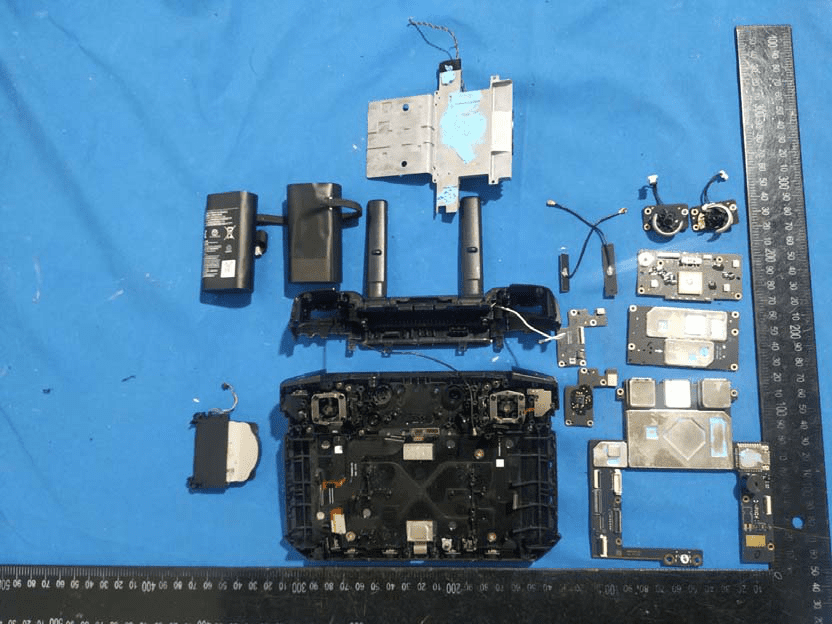 Controller internal modules: shielded RF, SoCs, and modular antenna integration.