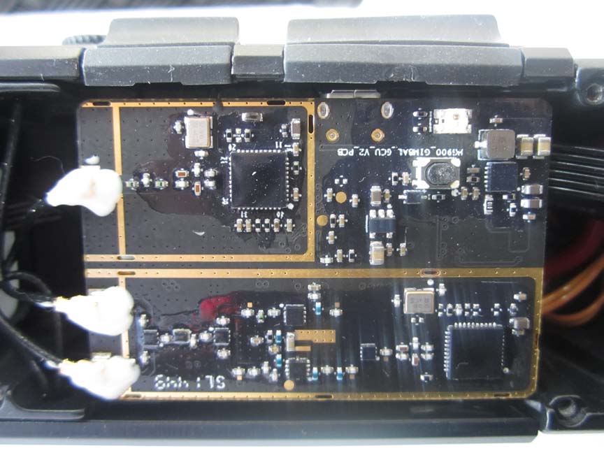 PCB with antennas connectors and crystal oscillator for precise synchronization.