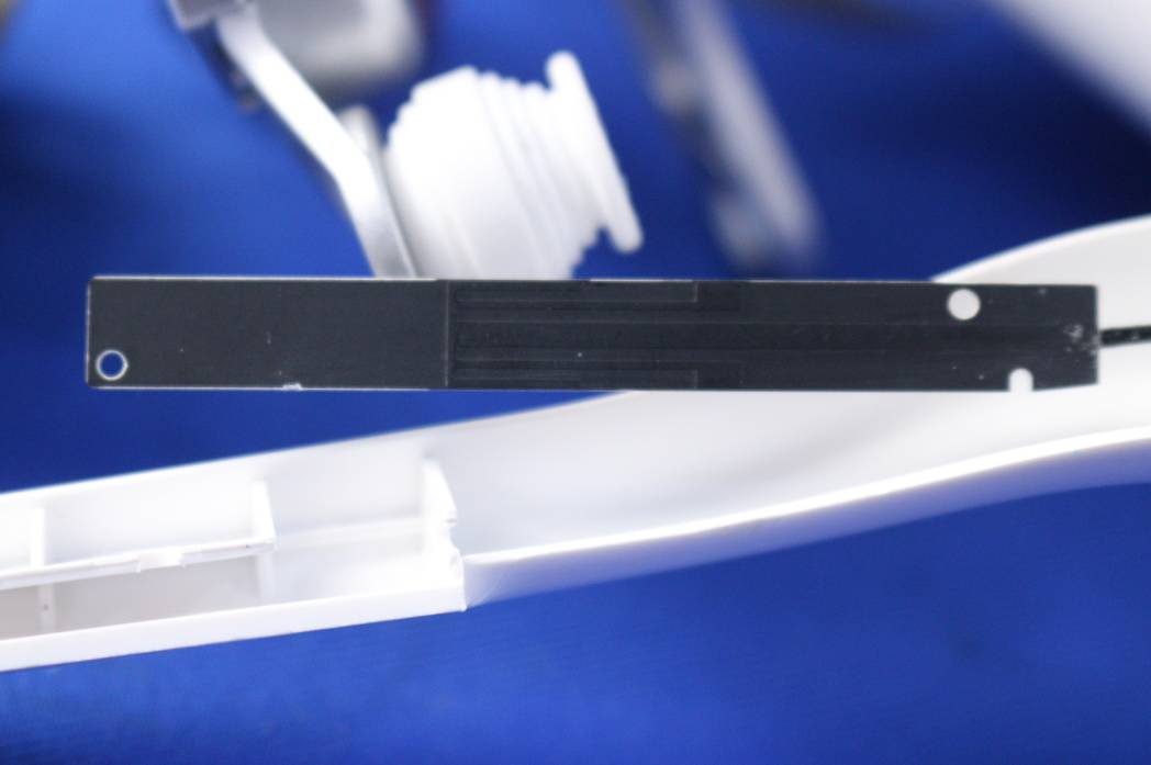 Long, narrow PCB antenna for wireless link integration.