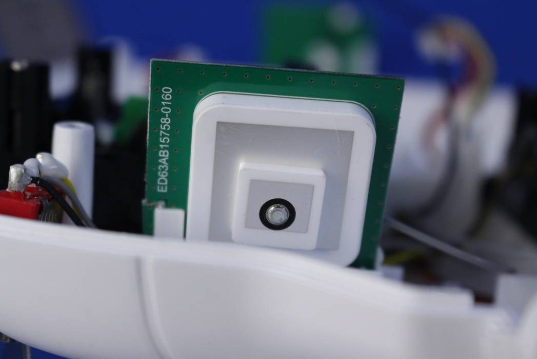 GPS module with ceramic patch antenna for high-sensitivity satellite reception.
