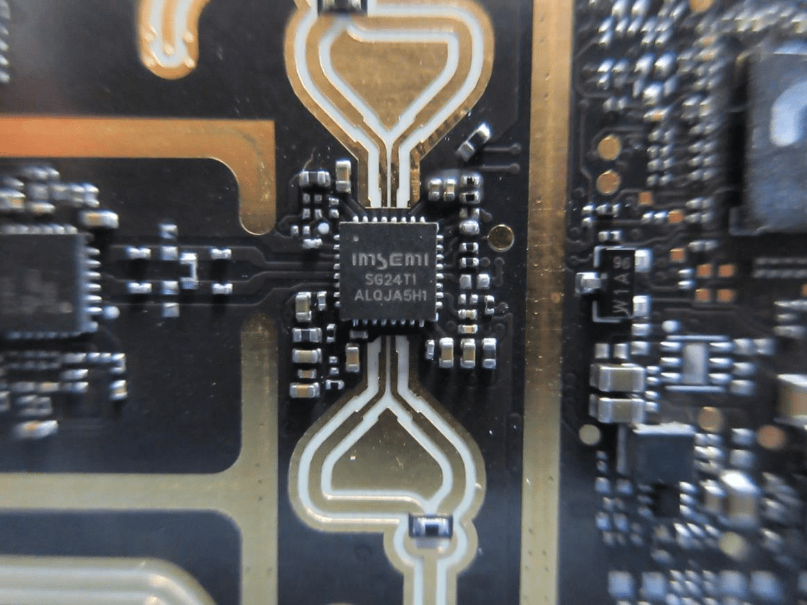 Radar front-end with imsemi SG24T1 and integrated RF antenna feeds.