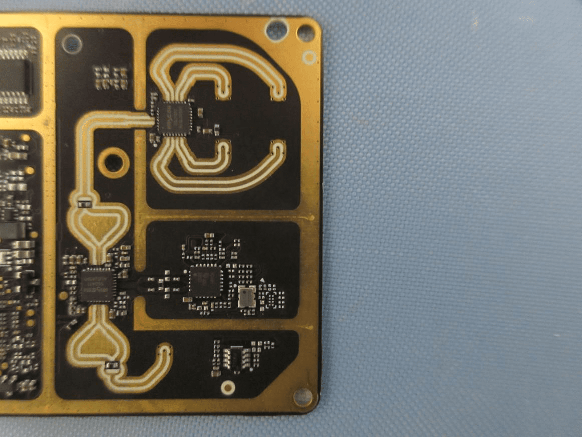 Dual planar antennas with direct RF feed and dense component integration.