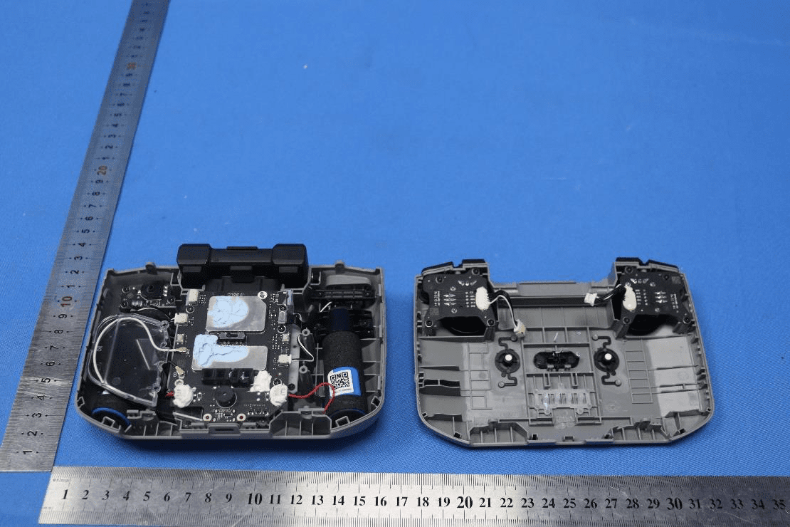 Main PCB with SoC, RF transceiver, and antenna connectors.